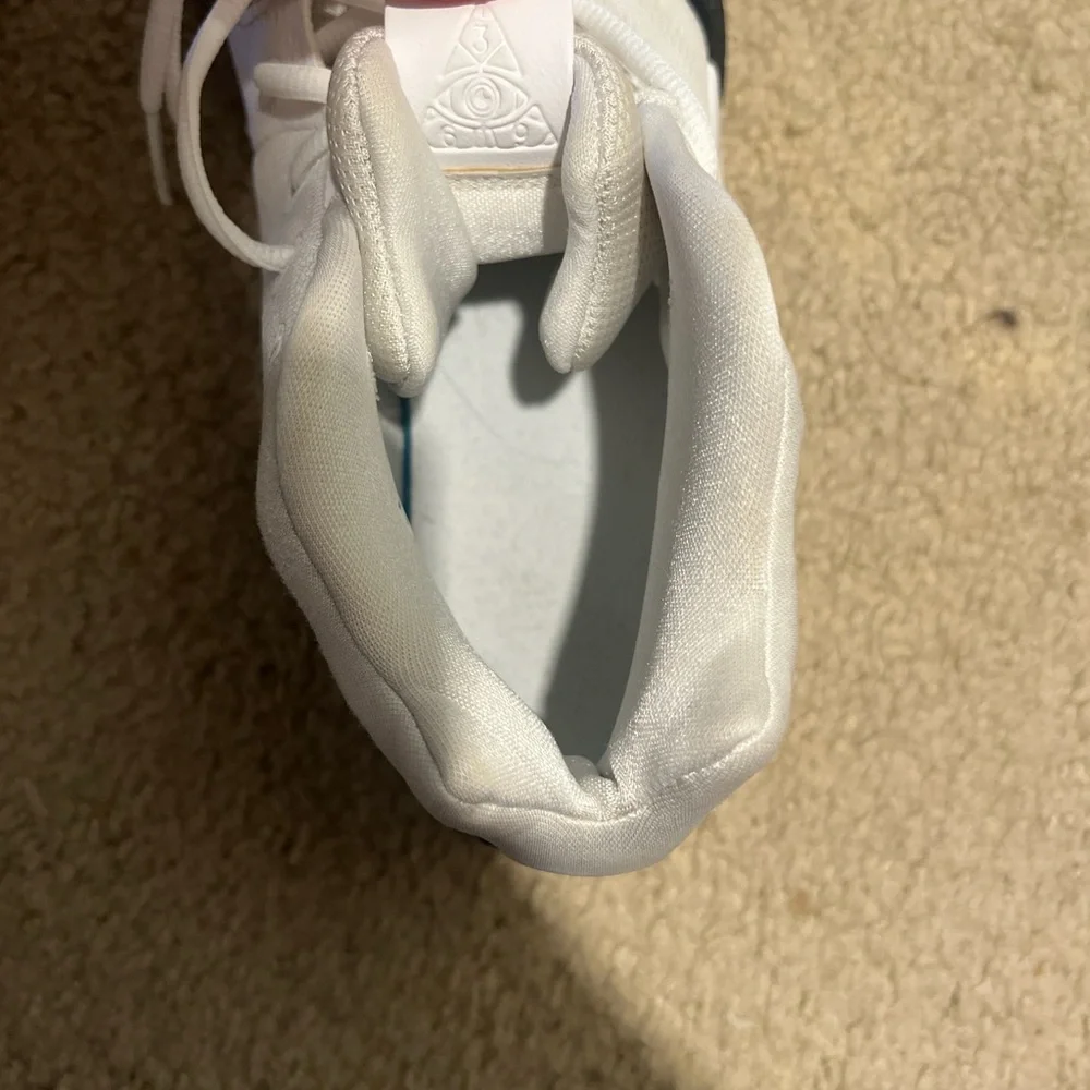 Nike Kyrie 4 Basketball Shoes - Picture 5 of 6